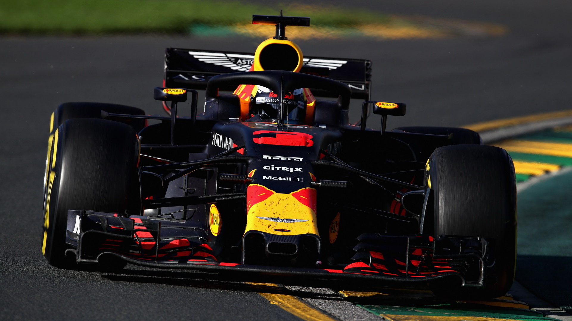 Daniel Ricciardo v závodě v Melbourne v Austrálii