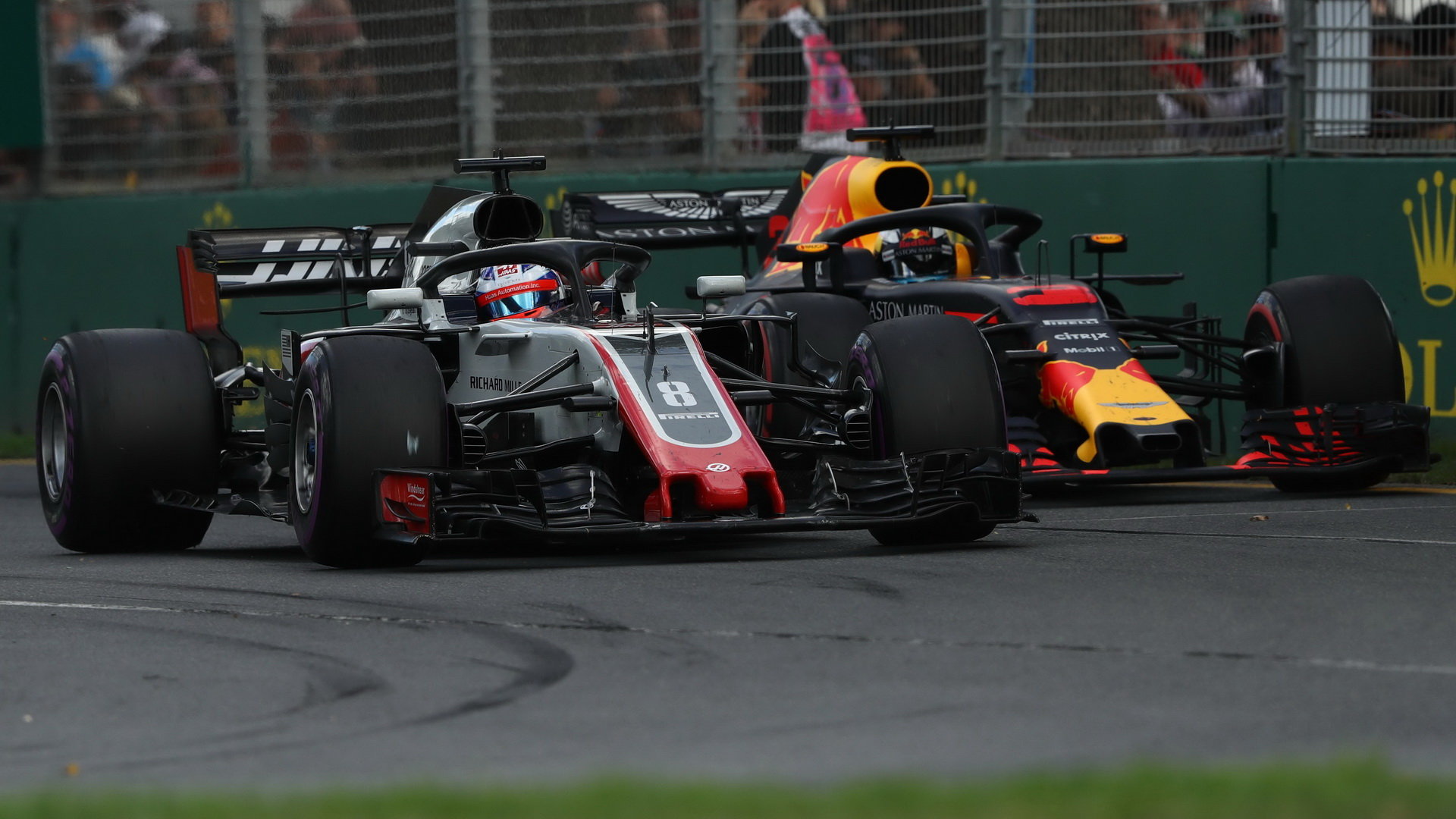 Romain Grosjean a Daniel Ricciardo v závodě v Melbourne v Austrálii