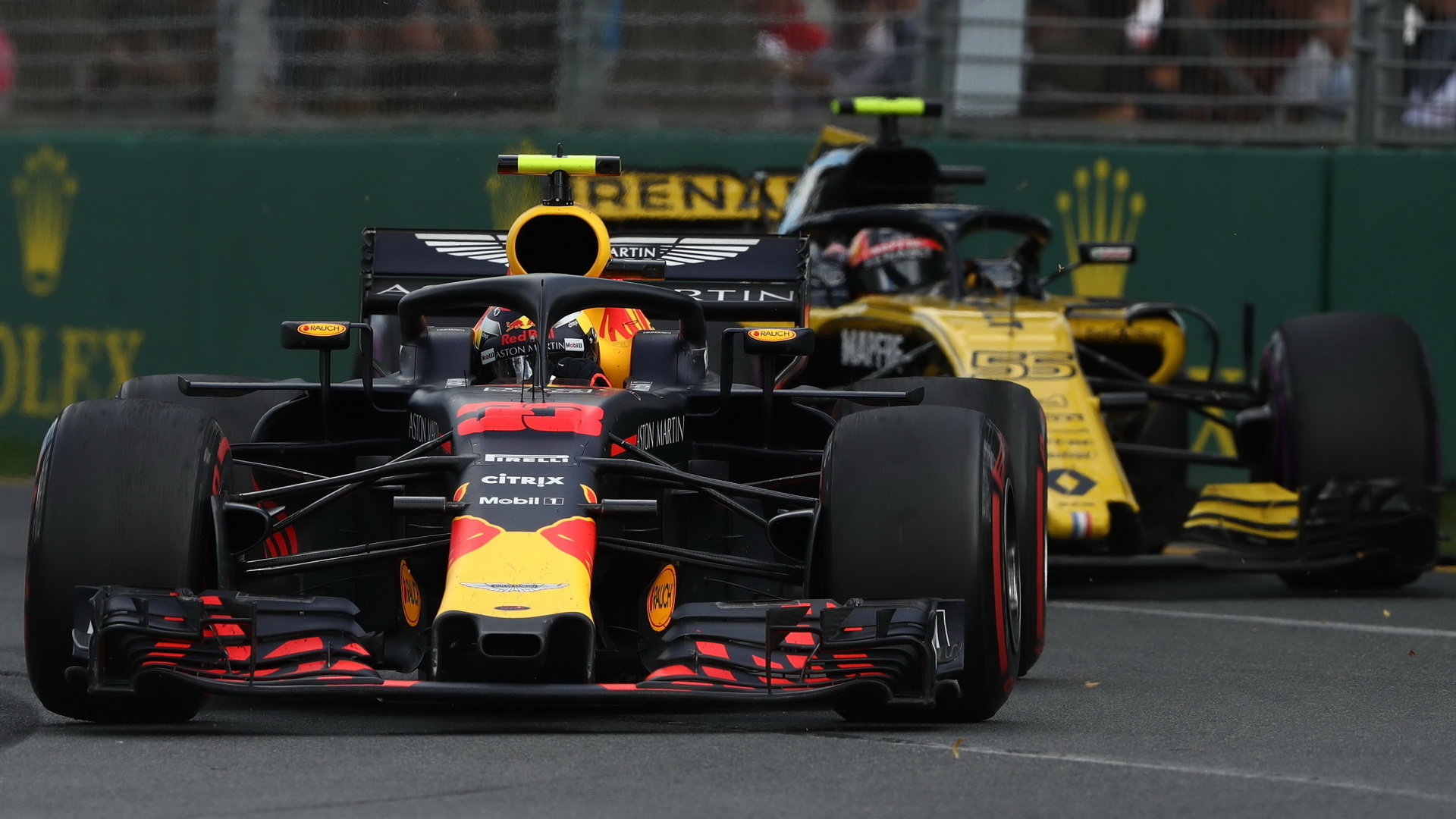 Max Verstappen a Carlos Sainz v závodě v Melbourne v Austrálii