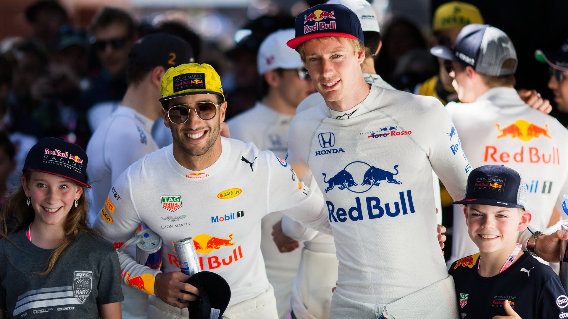Krajané australan Daniel Ricciardo a novozelanďan Brendon Hartley v Melbourne v Austrálii
