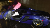 Modrý McLaren 650S utrpěl během nehody poměrně vážná poškození