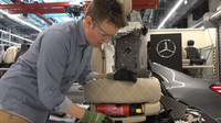 Známý YouTuber rozřezal luxusní sedadla Mercedesu-Benz třídy S