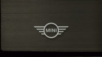 Klasické Mini s emblémem elektromobilů
