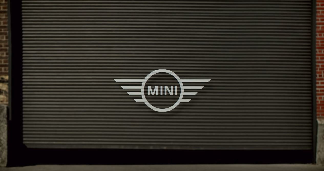 Klasické Mini s emblémem elektromobilů
