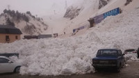 Lavina pod horou Elbrus zasypala velkou část parkoviště