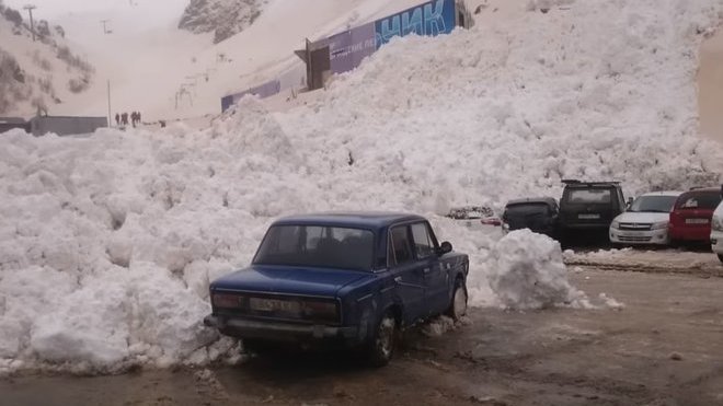 Lavina pod horou Elbrus zasypala velkou část parkoviště