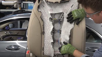 Známý YouTuber rozřezal luxusní sedadla Mercedesu-Benz třídy S