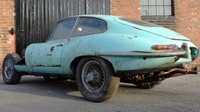 Zbědovaný Jaguar E-Type z roku 1965