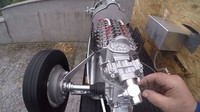 Replika závodního vozu z předválečných let dostala funkční motor V16