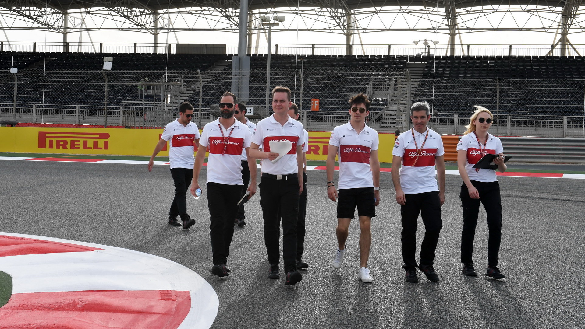 Charles Leclerc se seznamuje s tratí v Bahrajnu