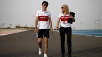 Charles Leclerc a Ruth Buscombeová v Bahrajnu