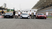Představení sportovních vozů Aston Martin, McLaren a Mercedes v Bahrajnu