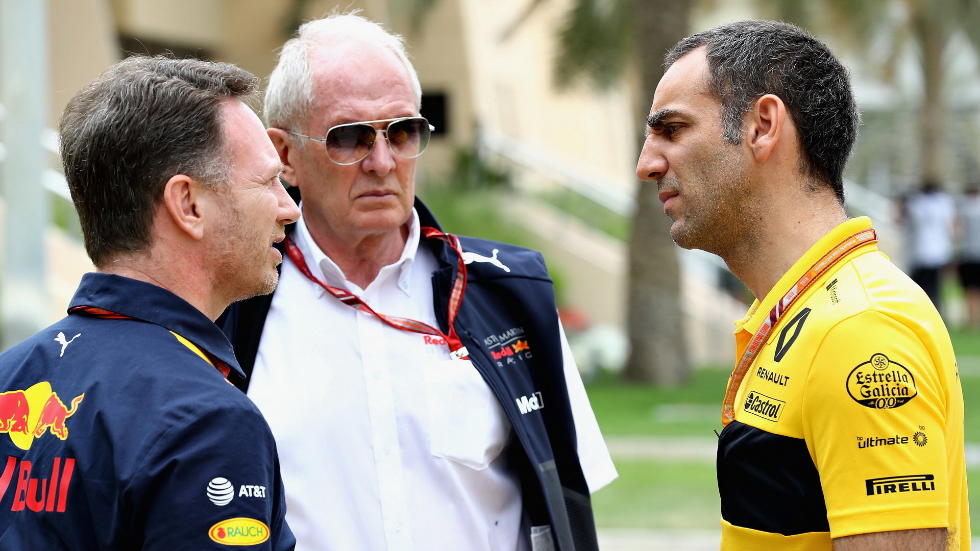 Helmut Marko (uprostřed) s Christianem Hornerem (vlevo) a šéfem Renaultu Cyrilem Abiteboulem