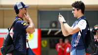 Daniel Ricciardo a Lance Stroll v Bahrajnu