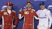Kimi Räikkönen, Sebastian Vettel a Valtteri Bottas po kvalifikaci v Bahrajnu