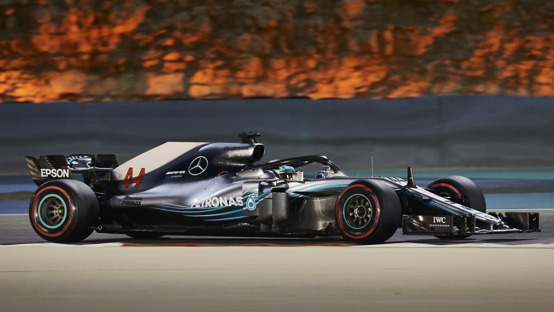 Lewis Hamilton s Mercedesem W09 v Bahrajnu