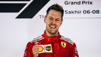 Sebastian Vettel se raduje z prvního místa po závodě v Bahrajnu