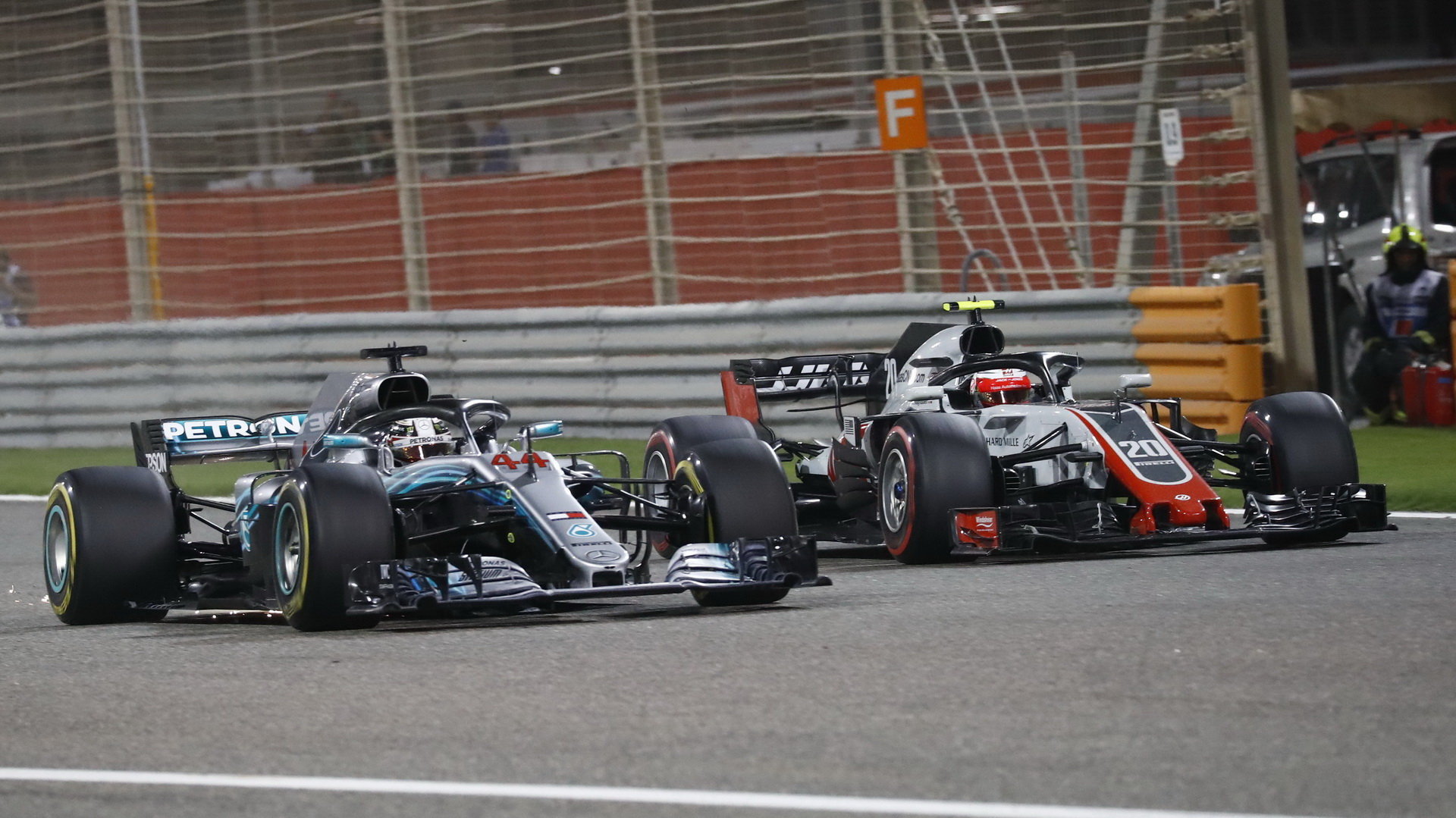 Lewis Hamilton a Kevin Magnussen v závodě v Bahrajnu