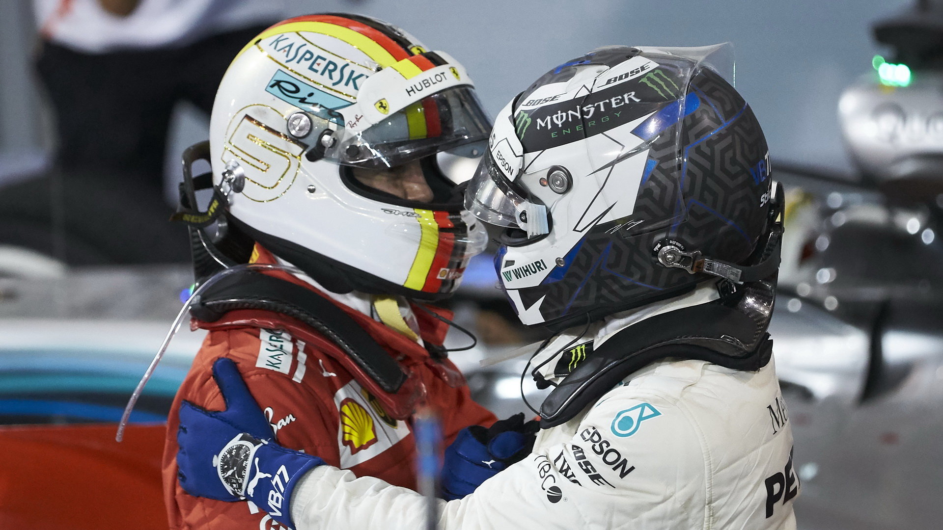 Valtteri Bottas gratuluje k vítězství Sebastianovi Vettelovi po závodě v Bahrajnu