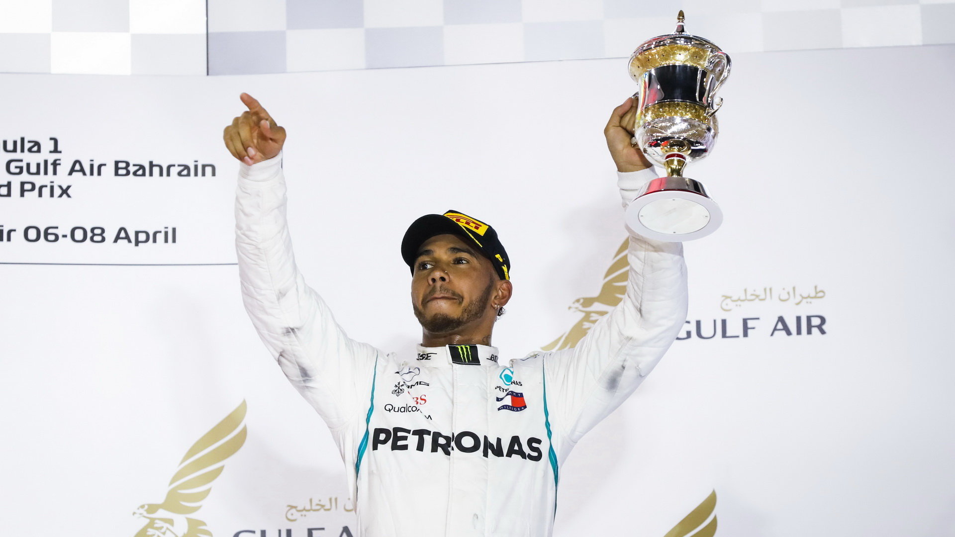 Lewis Hamilton na pódiu po závodě v Bahrajnu