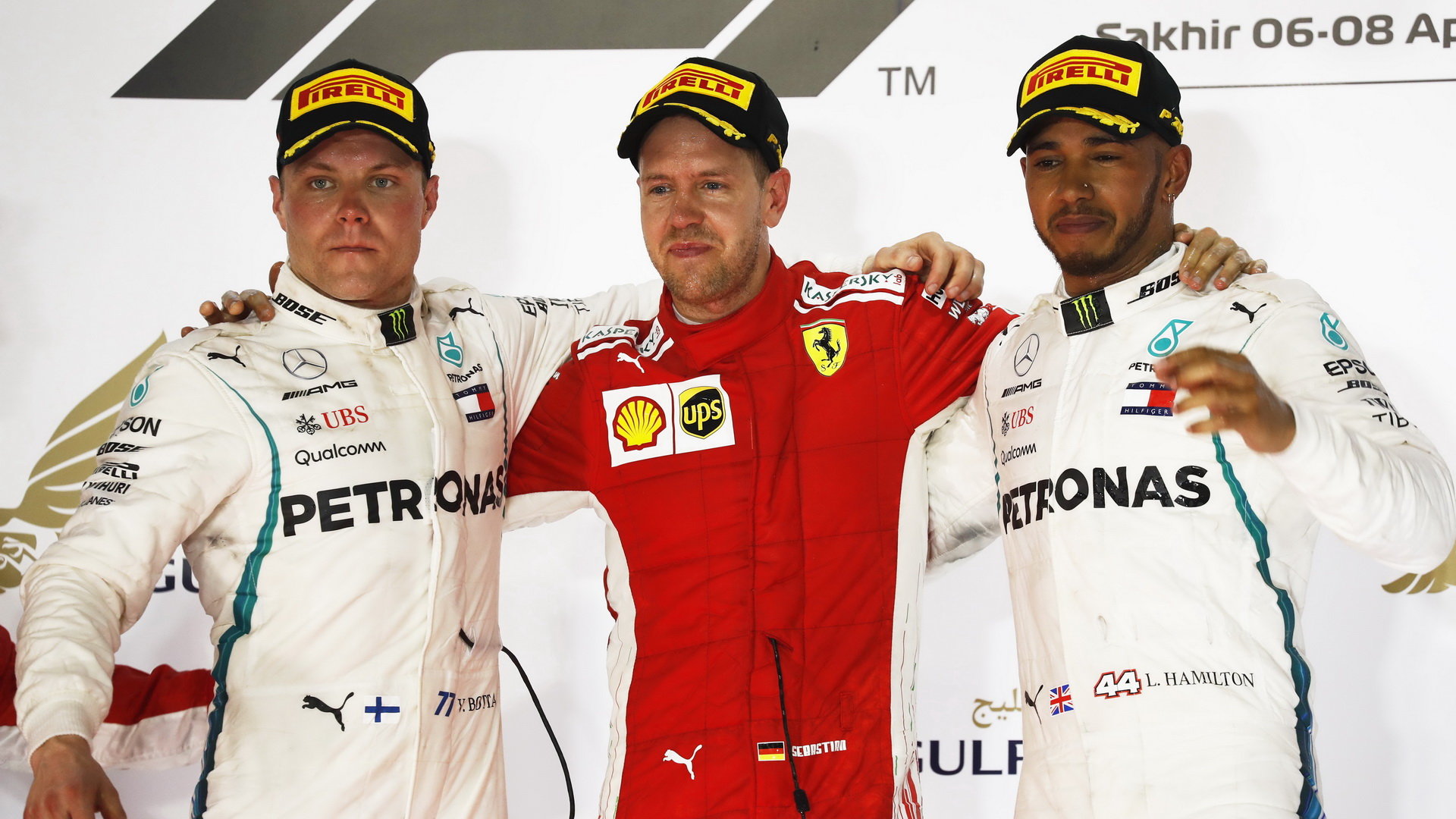 Valtteri Bottas, Sebastian Vettel a Lewis Hamilton na pódiu v Bahrajnu