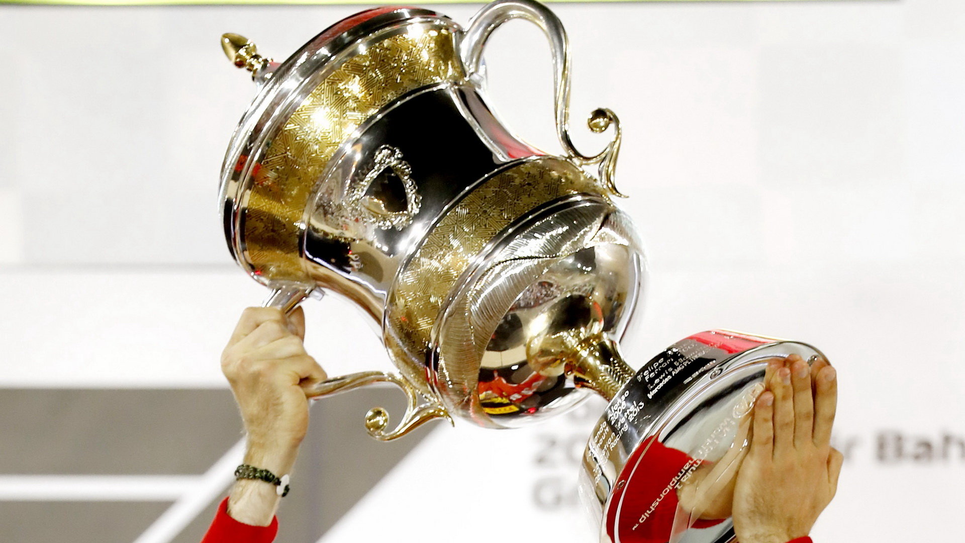 Sebastian Vettel a jeho trofej za první místo v závodě v Bahrajnu