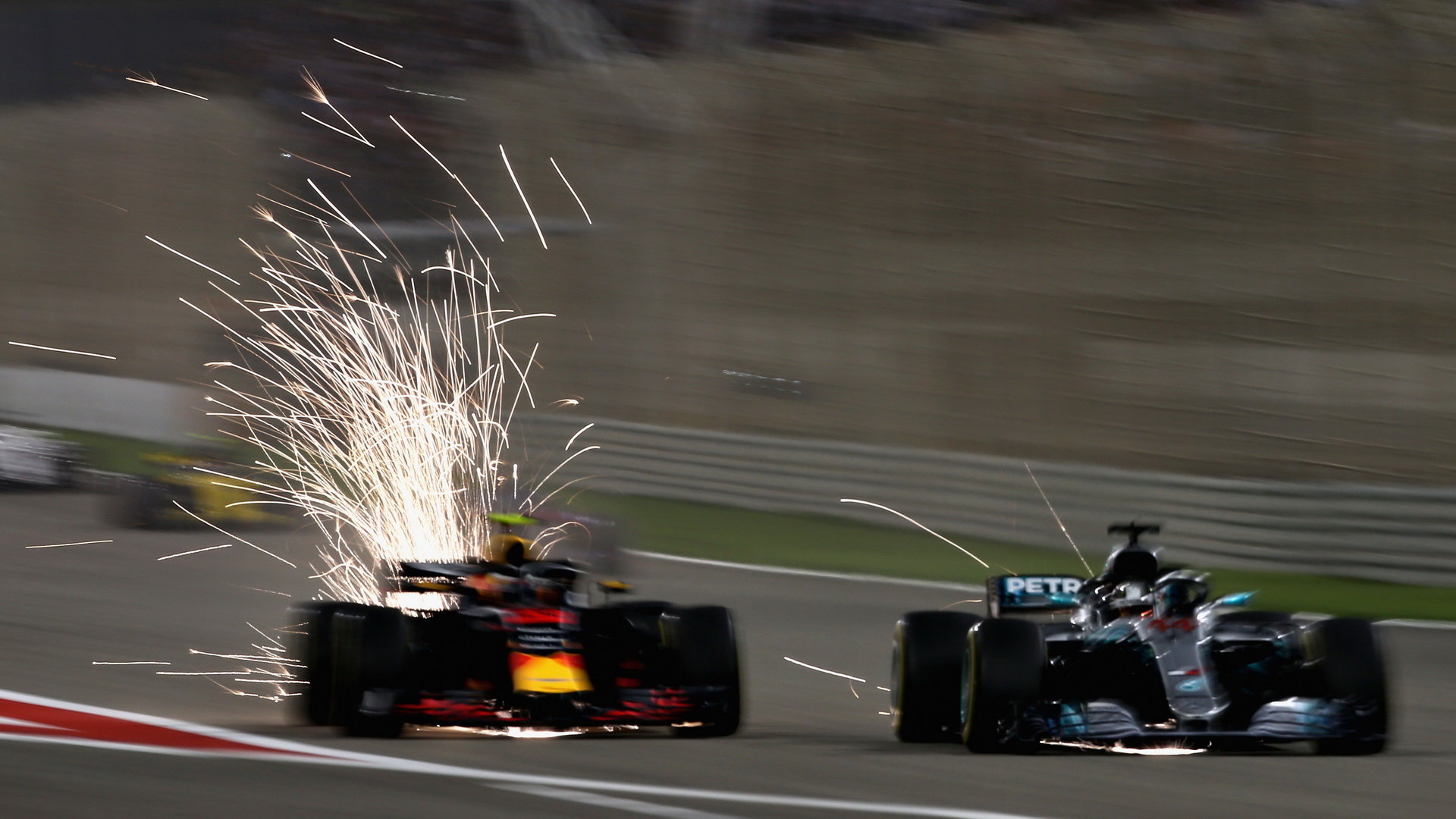 Max Verstappen a Lewis Hamilton v těsném předjíždění v závodě v Bahrajnu