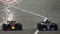 Max Verstappen a Lewis Hamilton v těsném předjíždění v závodě v Bahrajnu