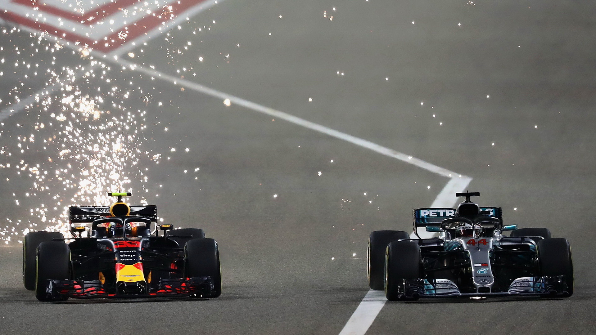 Verstappen vyjíždí ze závěsu a útočí na Hamiltona