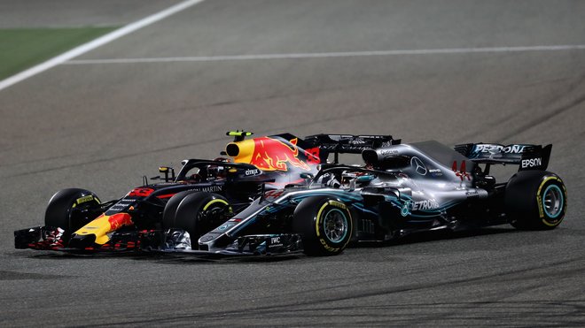 Max Verstappen a Lewis Hamilton při osudném manévru