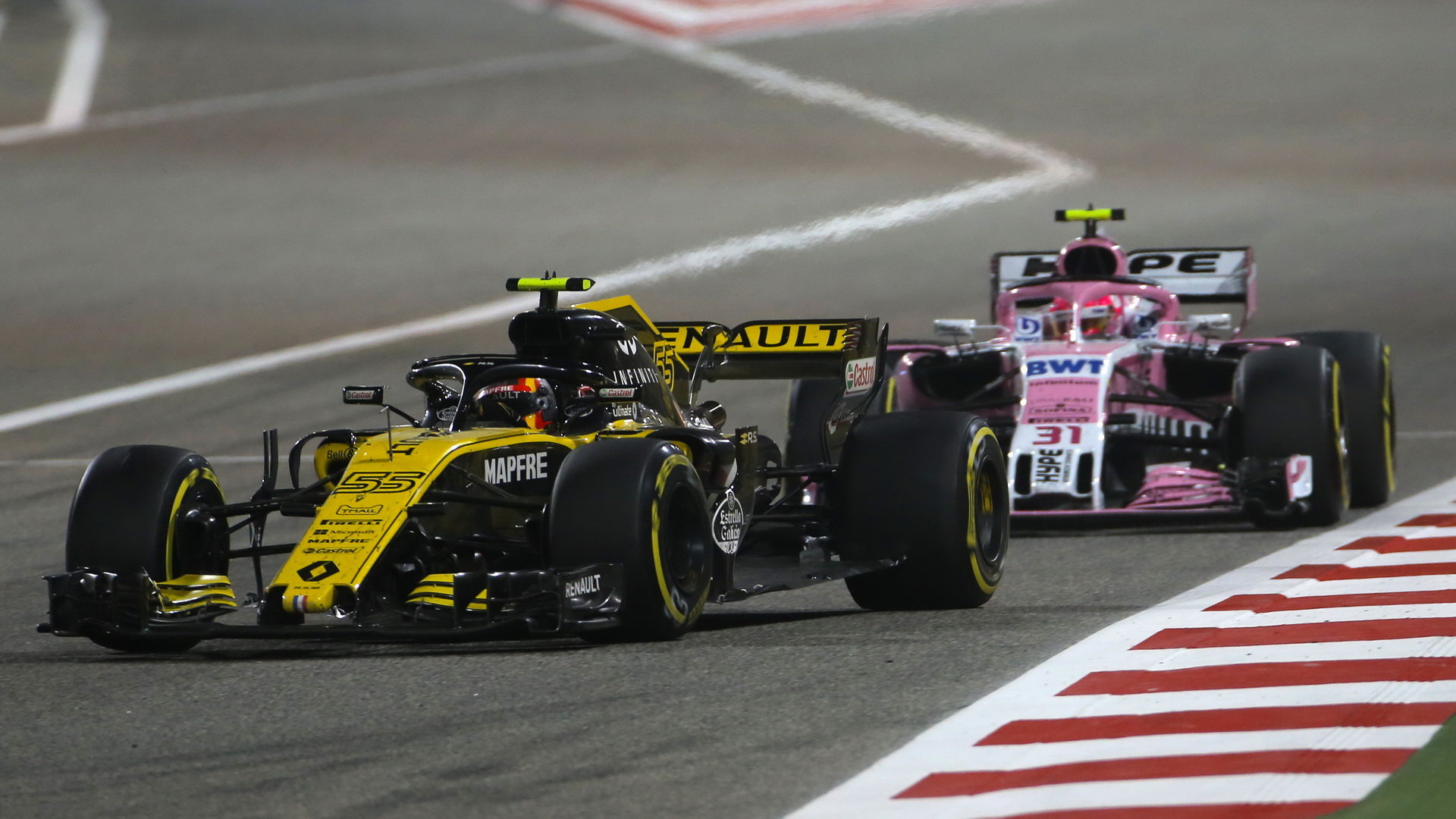 Carlos Sainz a Esteban Ocon v závodě v Bahrajnu
