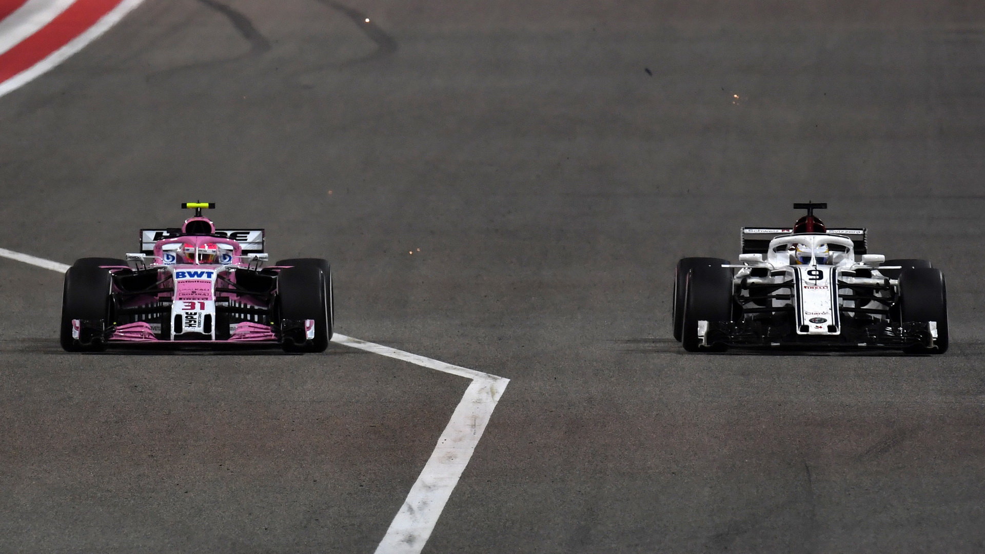 Marcus Ericsson a Esteban Ocon v závodě v Bahrajnu