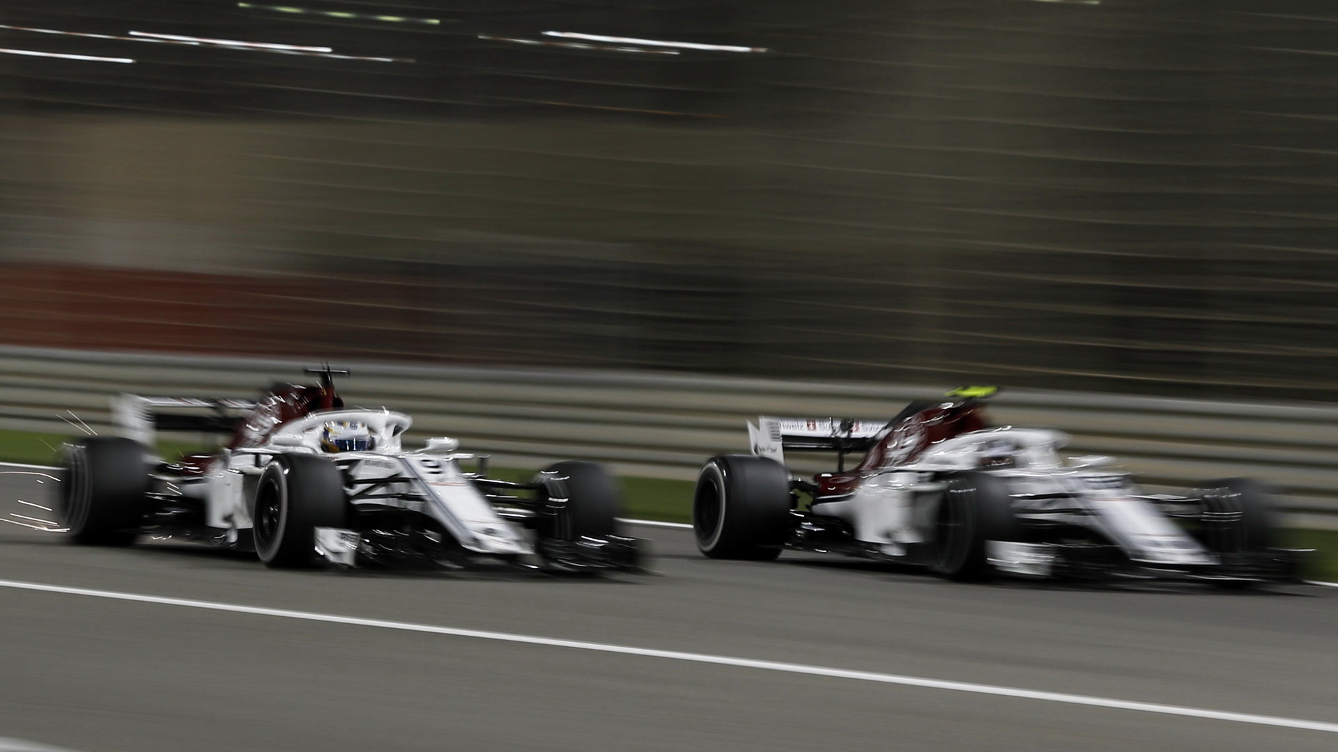 Marcus Ericsson a Charles Leclerc v závodě v Bahrajnu
