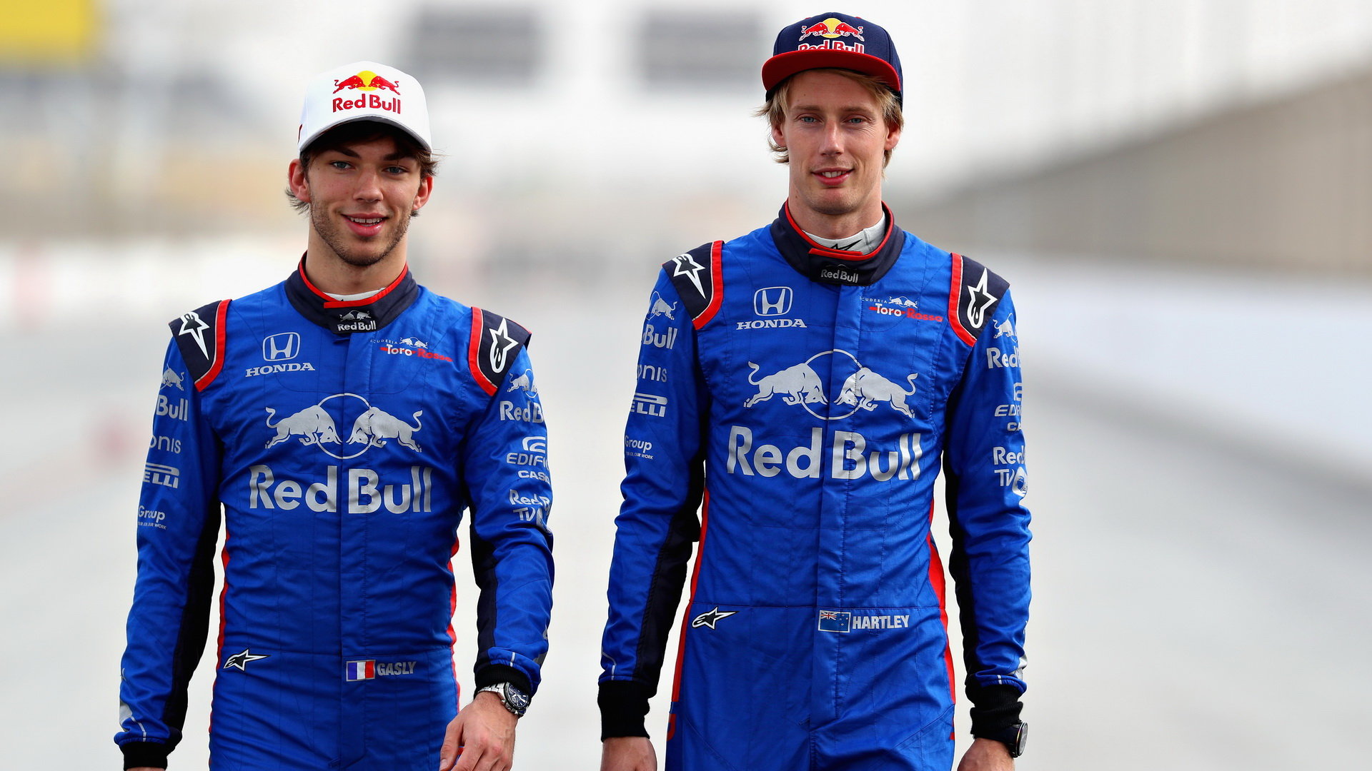 Pierre Gasly a Brendon Hartley v Bahrajnu