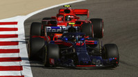 Pierre Gasly a Kimi Räikkönen v kvalifikaci v Bahrajnu