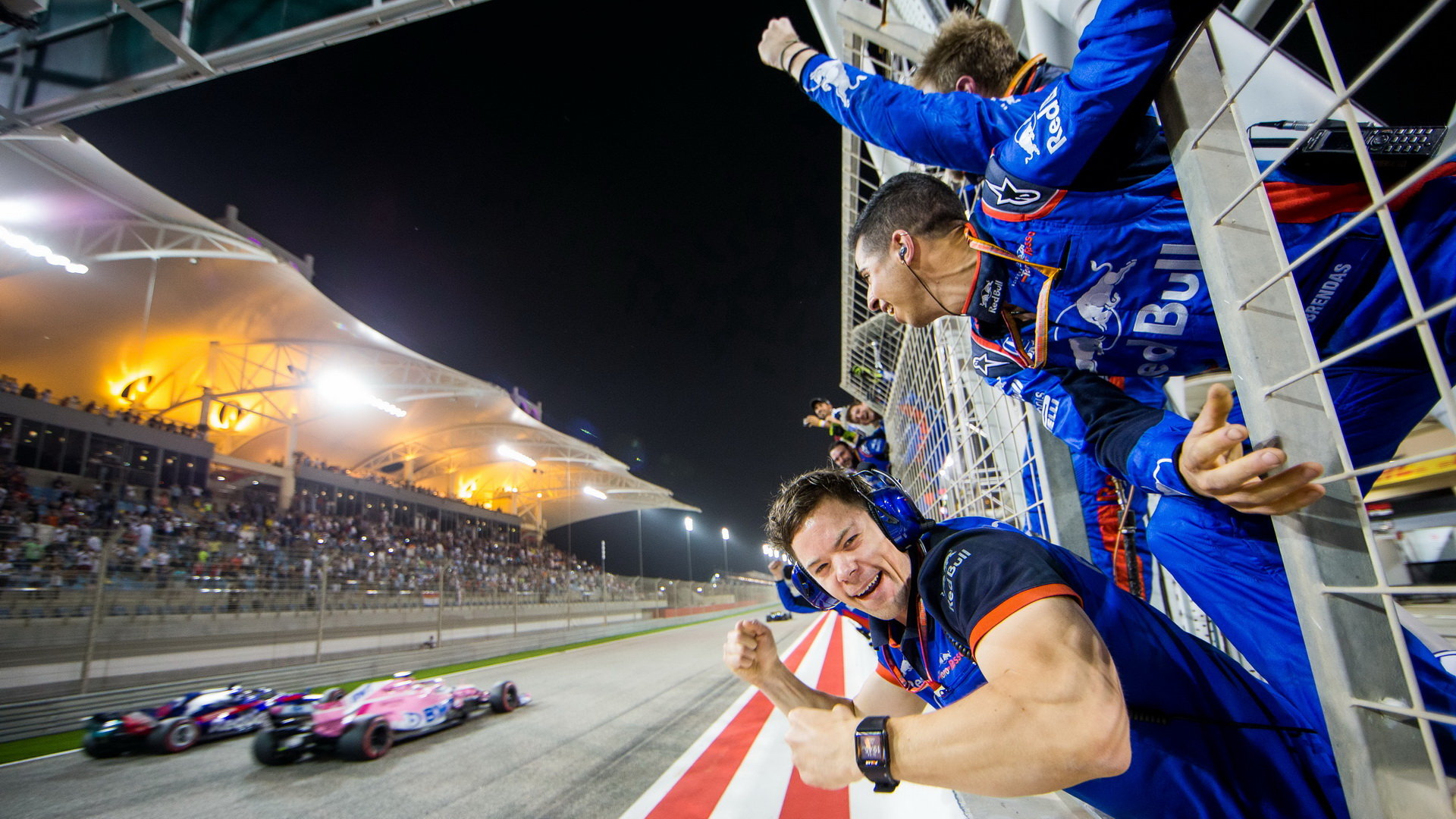 Mechanici Pierra Gaslyho se raduje s fenomenálního 4. místa v závodě v Bahrajnu