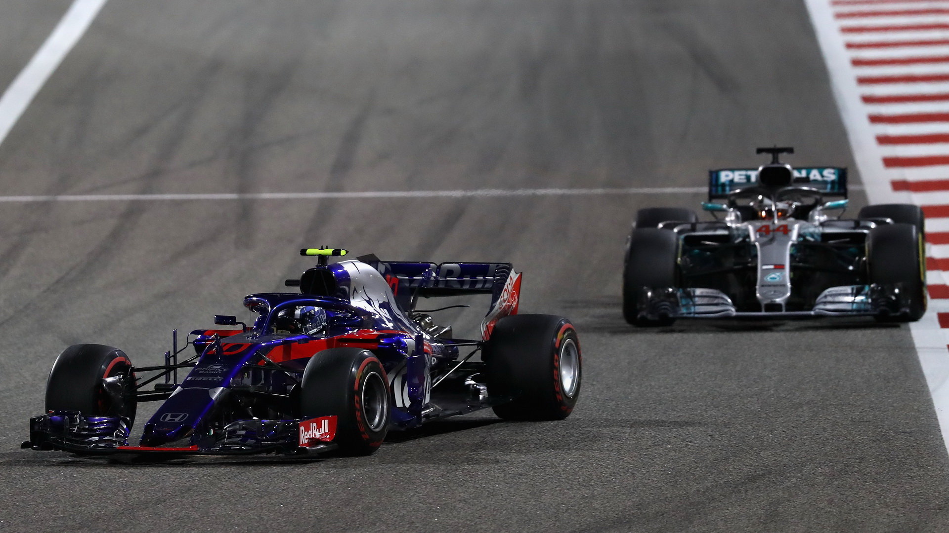 Pierre Gasly a Lewis Hamilton v závodě v Bahrajnu