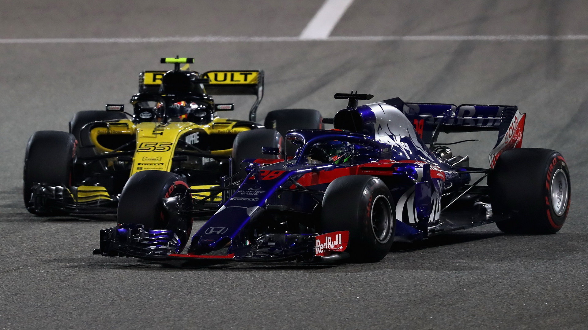Brendon Hartley a Carlos Sainz v závodě v Bahrajnu