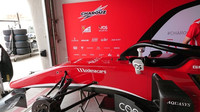 Boxy stáje Charouz Racing Systém při závodě v Bahrajnu
