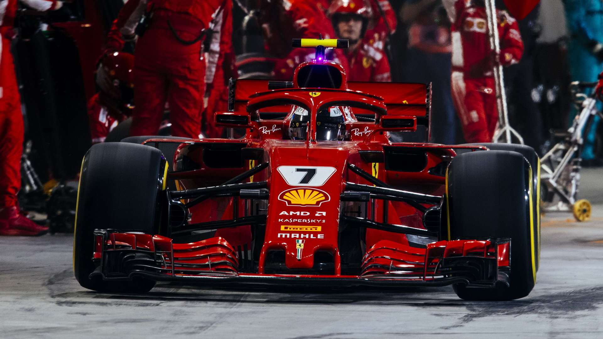 Kimi Räikkönen po zastávce v boxech v Bahrajnu