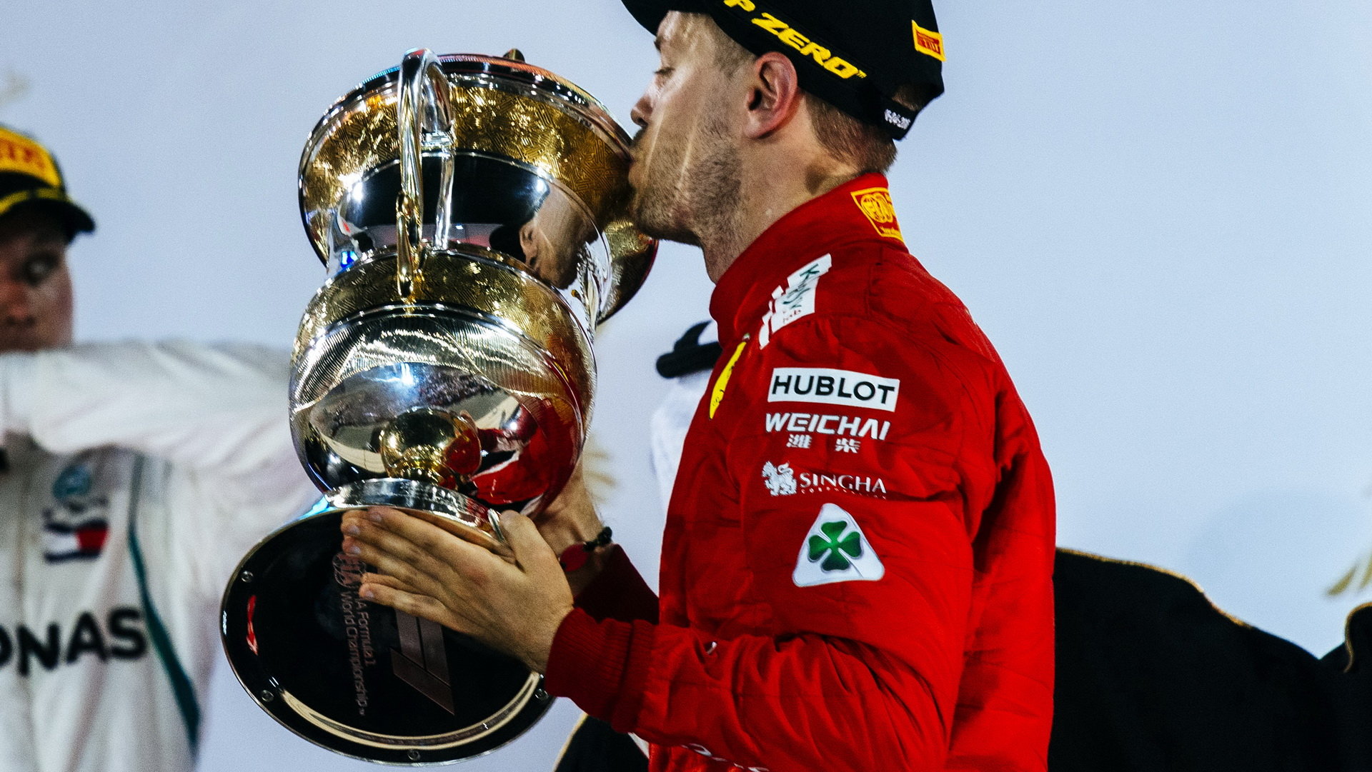 Sebastian Vettel si užívá vítězství v závodě v Bahrajnu