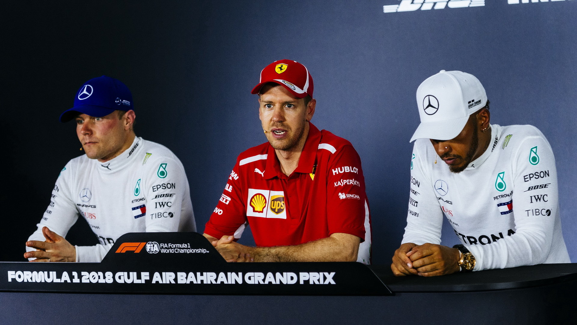 Valtteri Bottas, Sebastian Vettel a Lewis Hamilton na tiskovce po závodě v Bahrajnu