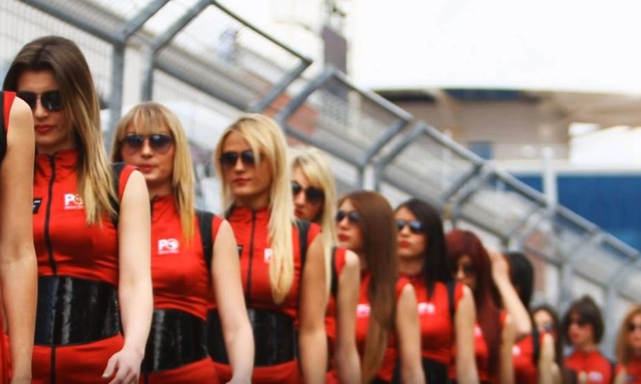 Grid girls se staly součástí řady závodů - a pořadatelé ani sponzoři se jich vzdát nechtějí