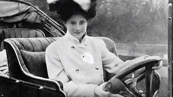 Dorothy Levitt byla jednou z prvních automobilových závodnic, která se navíc snažila učinit motorismus dostupným i pro ženy