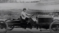 Dorothy Levitt byla jednou z prvních automobilových závodnic, která se navíc snažila učinit motorismus dostupným i pro ženy