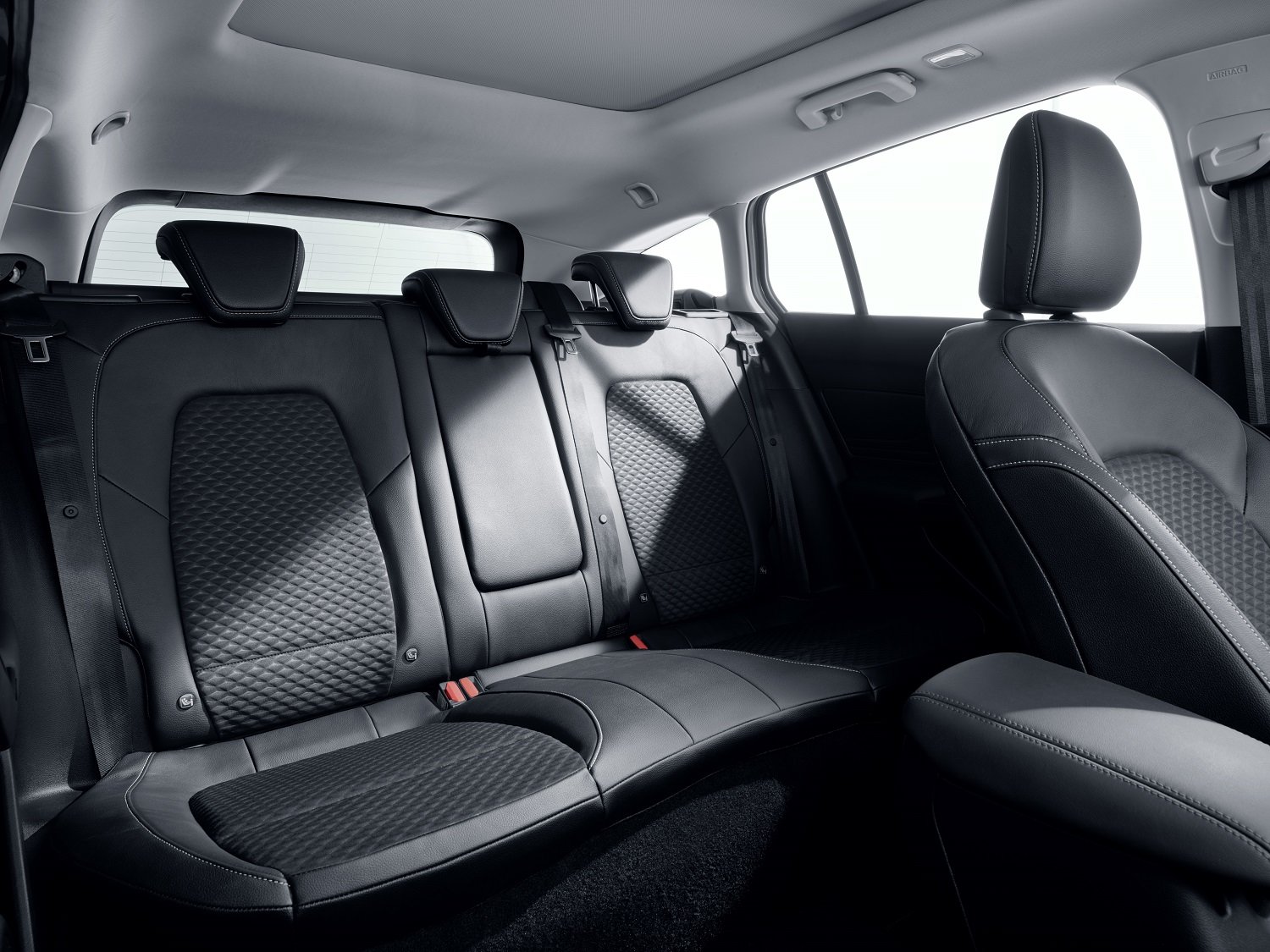 Na zadních sedadlech nového Fordu Focus je podstatně více místa než u předešlého modelu.
