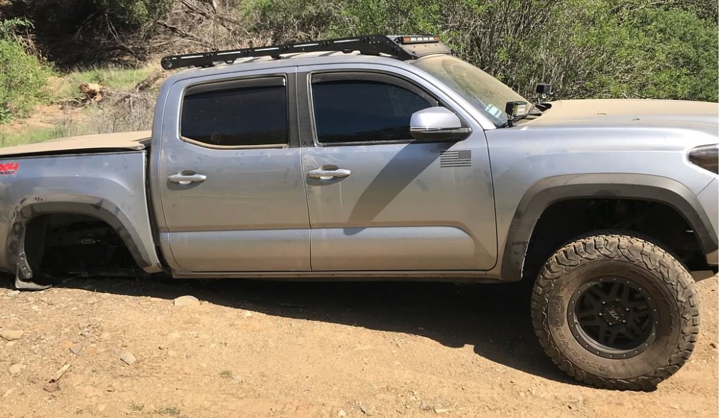 Toyota Tacoma přišla v terénu o zadní nápravu