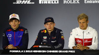 Pierre Gasly, Max Verstappen a Marcus Ericsson na čtvrteční tiskovce v Číně