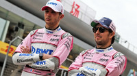 Esteban Ocon a Sergio Pérez v Číně