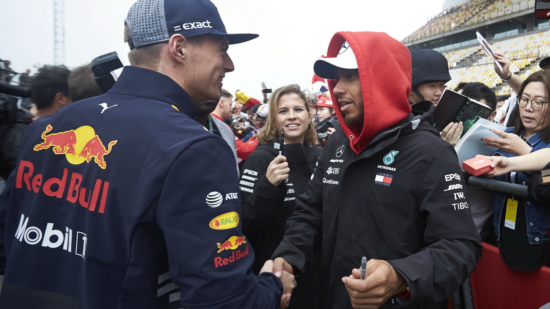 Max Verstappen a Lewis Hamilton v Číně